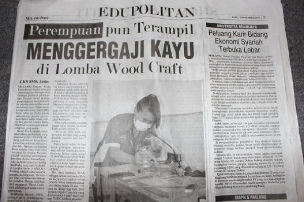 Perempuan pun terampil menggergaji kayu