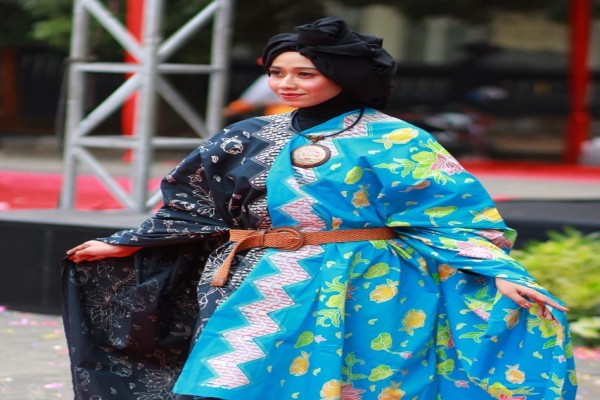 Hasil karya Teaching Factory (TEFA) ; Kain batik Motif Ikan Piranha dan bunga Tunjung Sekar di Festival Batik Ngalam 2019