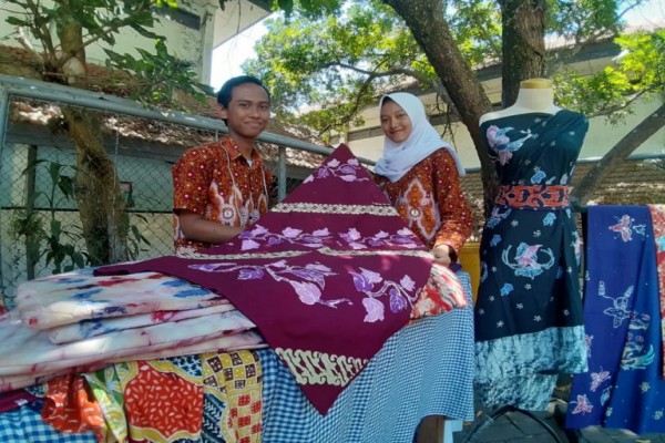 Hari Batik Nasional, SMK Negeri 5 Malang Obral Puluhan Produk Batik