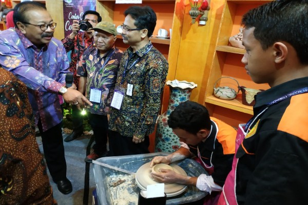 KERAMIK SMKN5 MALANG MERUPAKAN SATU-SATUNYA SMK YANG IKUT ACARA PAMERAN INDONESIA QUALITY EXPO (IQE) KE -6