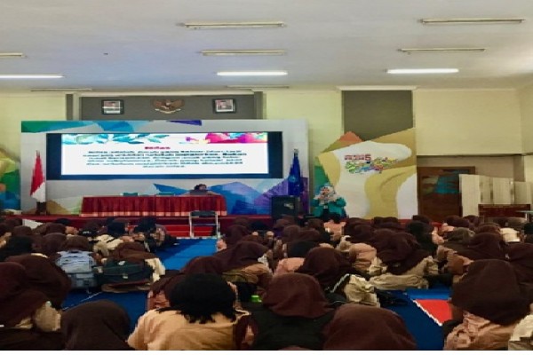Kegiatan Keputrian di SMKN 5 Malang Bersama Mahasiswa PPL-K Universitas Islam Malang: Pembahasan Mendalam Tentang Konsep Dasar Haid, Nifas, dan Istihadloh